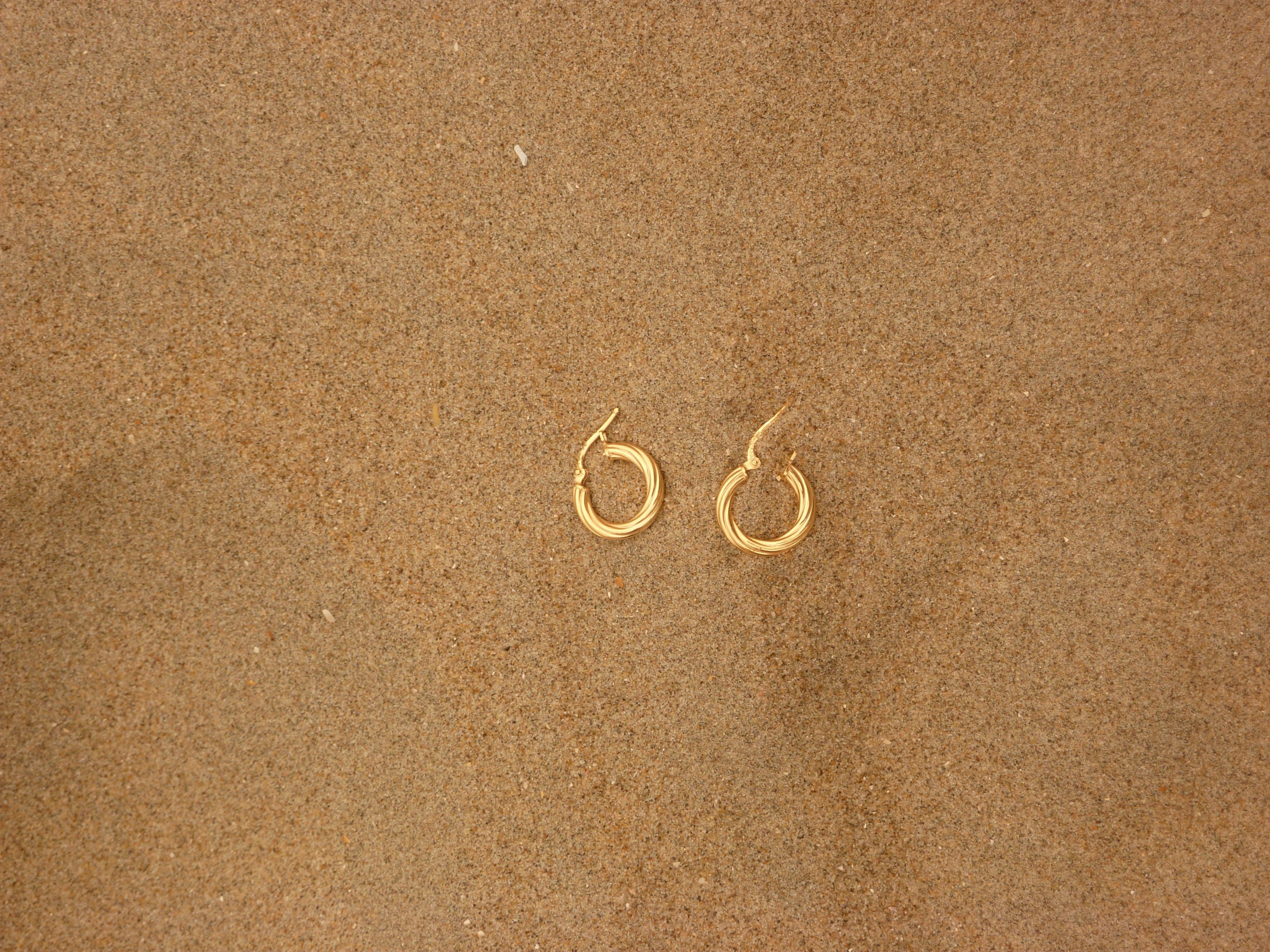 GOLD FILLED TWISTED HOOP