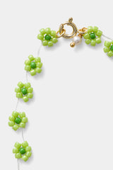 Detail van de groene bloemen en goudkleurige sluiting van de Labro Fiori Apple Bracelet
