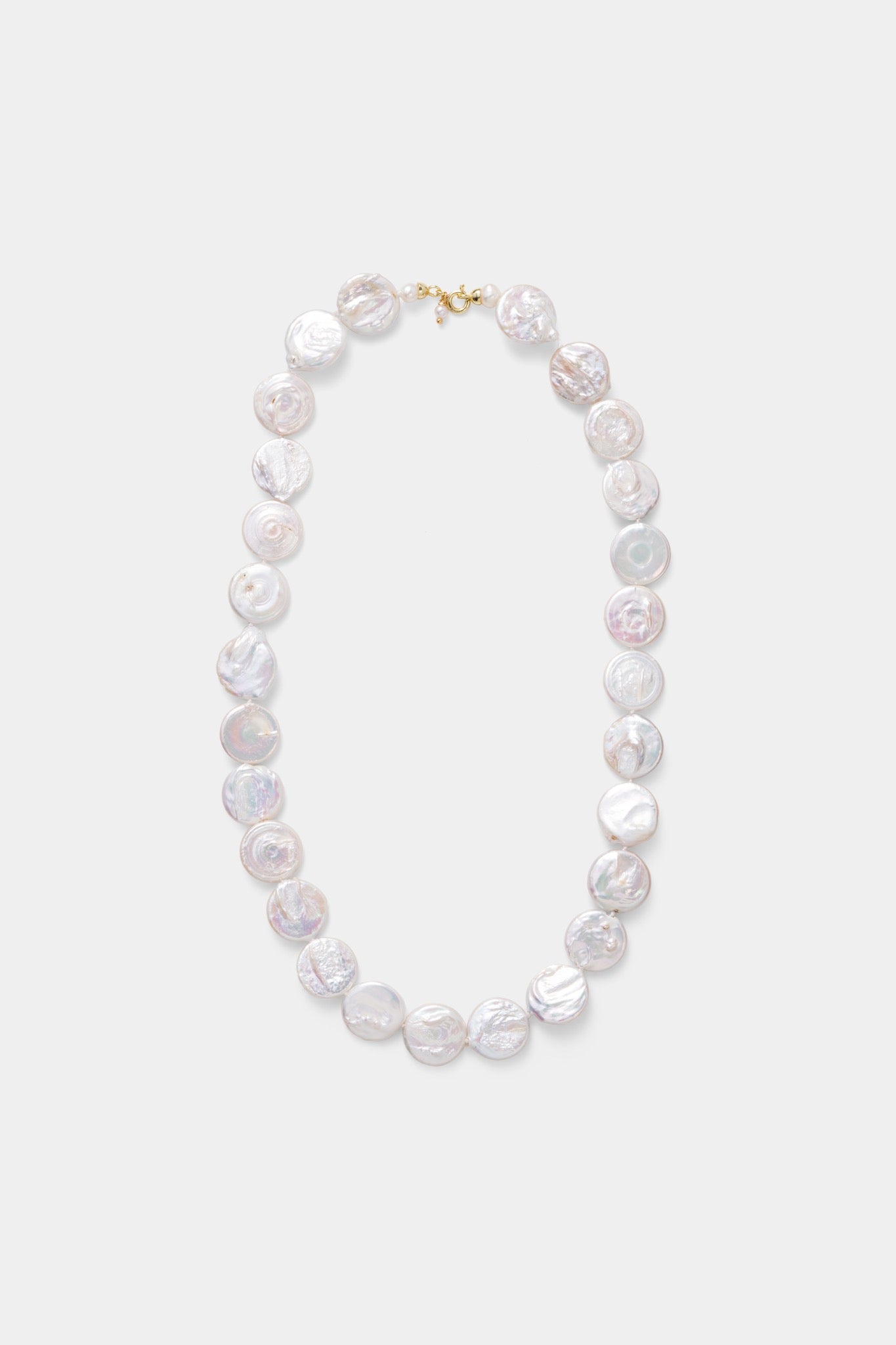 Labro Flat Pearl Necklace met platte parels op grijze achtergrond