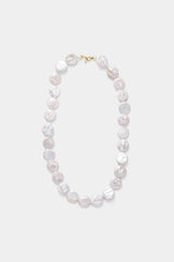 Labro Flat Pearl Necklace met platte parels op grijze achtergrond