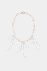 Labro Grande Pearl Necklace met drie strikken op grijze achtergrond