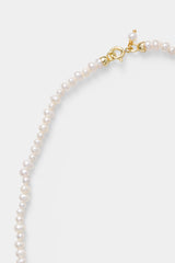 Detail van de parels en sluiting van de Labro Piccolo Pearl Necklace met drie strikken