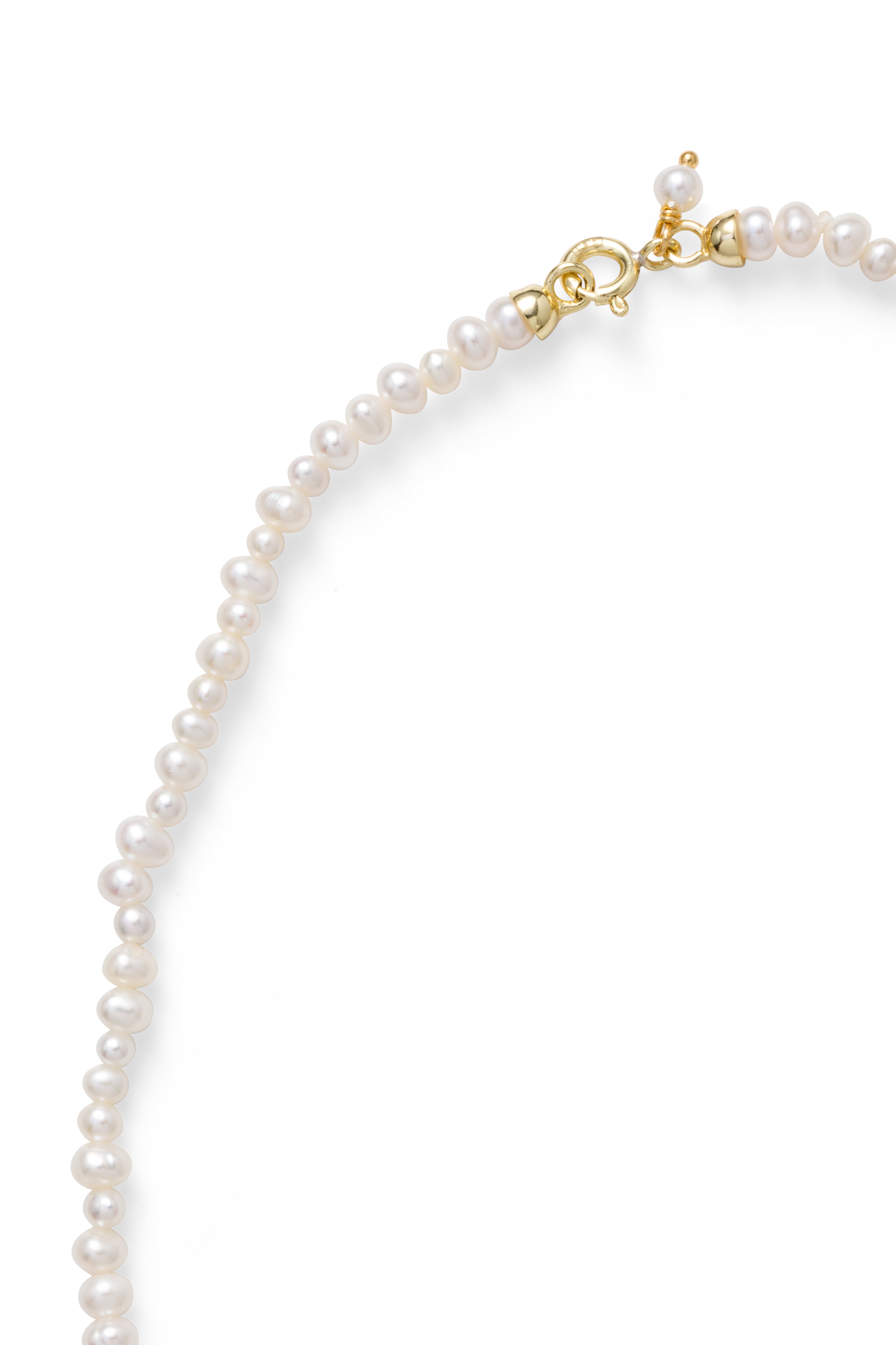 Detail van de parels en sluiting van de Labro Piccolo Pearl Necklace met drie strikken