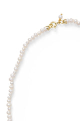 Detail van de parels en sluiting van de Labro Piccolo Pearl Necklace met drie strikken